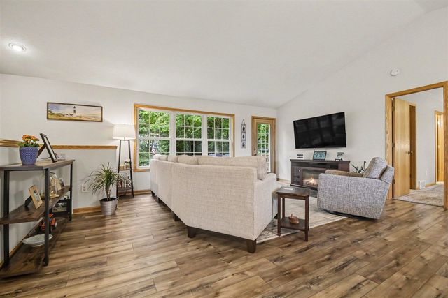 102 Hunters Trail Court, Middleville, MI 49333