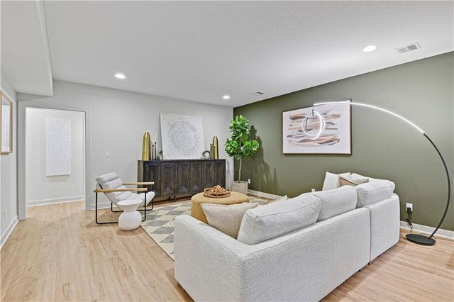 22121 W 93rd Terrace, Lenexa, KS 66220