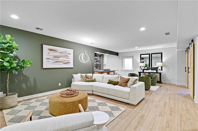 22121 W 93rd Terrace, Lenexa, KS 66220