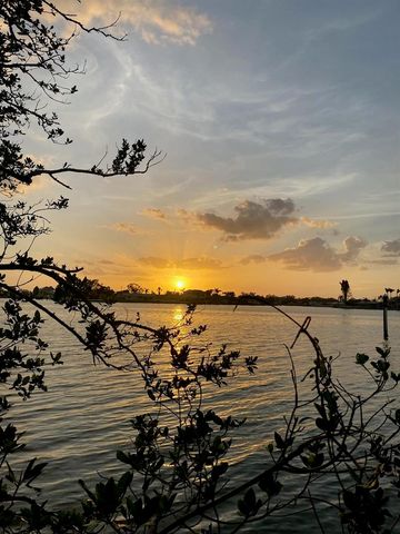 636 SUNSET DRIVE S, St Petersburg, FL 33707