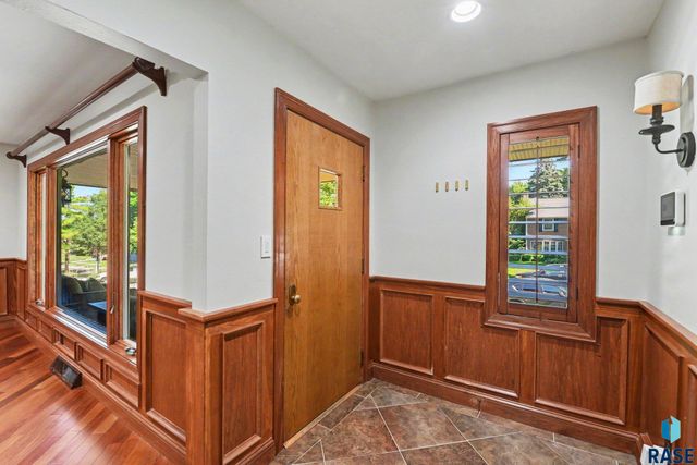 301 E 32nd St Street, Sioux Falls, SD 57105