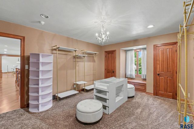 301 E 32nd St Street, Sioux Falls, SD 57105