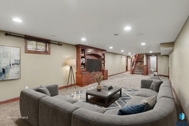 301 E 32nd St Street, Sioux Falls, SD 57105