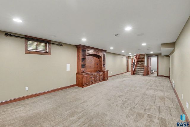 301 E 32nd St Street, Sioux Falls, SD 57105