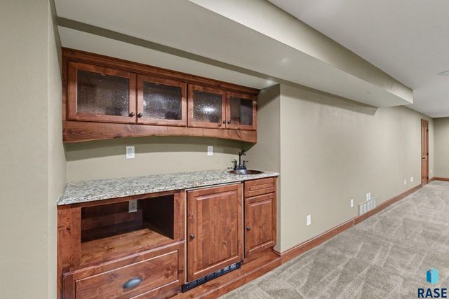 301 E 32nd St Street, Sioux Falls, SD 57105