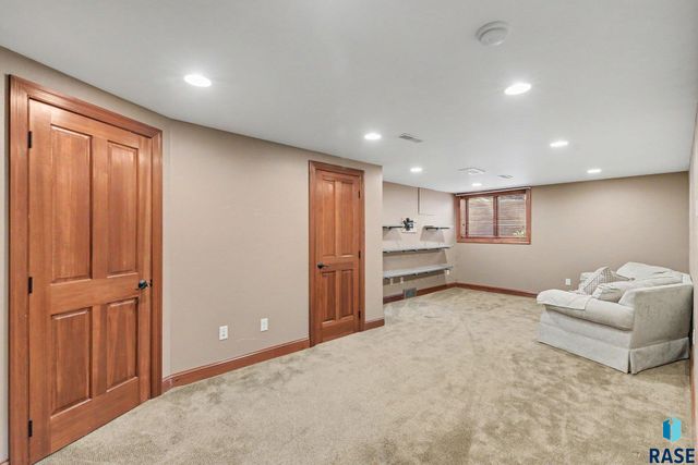 301 E 32nd St Street, Sioux Falls, SD 57105