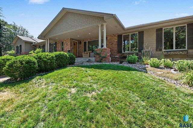301 E 32nd St Street, Sioux Falls, SD 57105