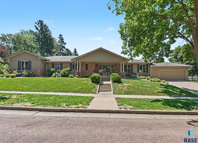 301 E 32nd St Street, Sioux Falls, SD 57105