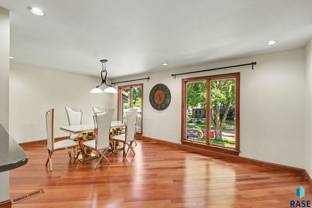 301 E 32nd St Street, Sioux Falls, SD 57105