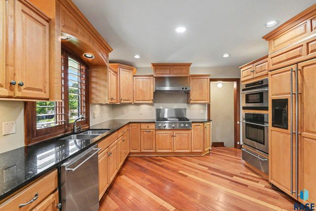301 E 32nd St Street, Sioux Falls, SD 57105