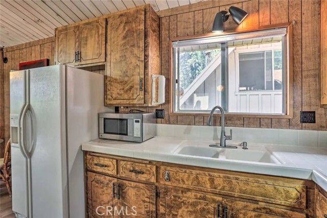 607 E Victoria Court, Lake Arrowhead, CA 92352