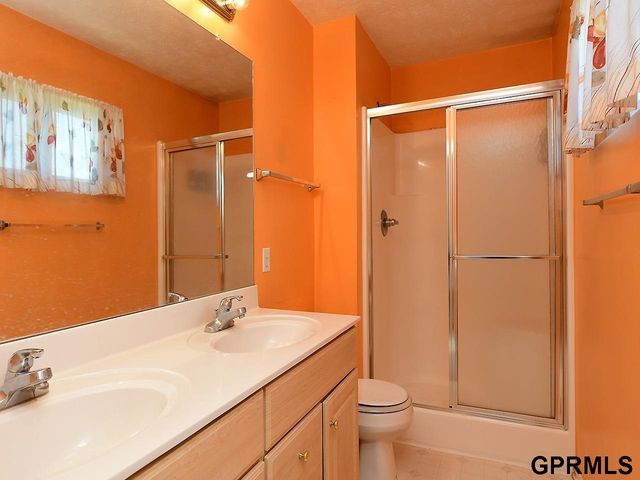 5922 S 186Th Avenue, Omaha, NE 68135
