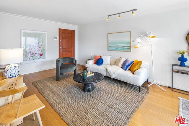 1154 S Barrington Avenue 201, Los Angeles, CA 90049