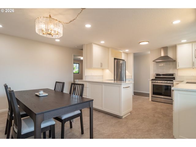 1754 Nw UTAH Dr, Roseburg, OR 97471