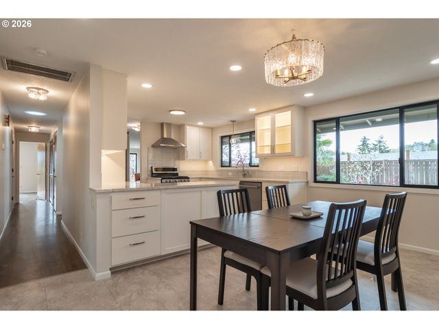 1754 Nw UTAH Dr, Roseburg, OR 97471