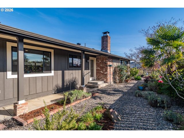 1754 Nw UTAH Dr, Roseburg, OR 97471