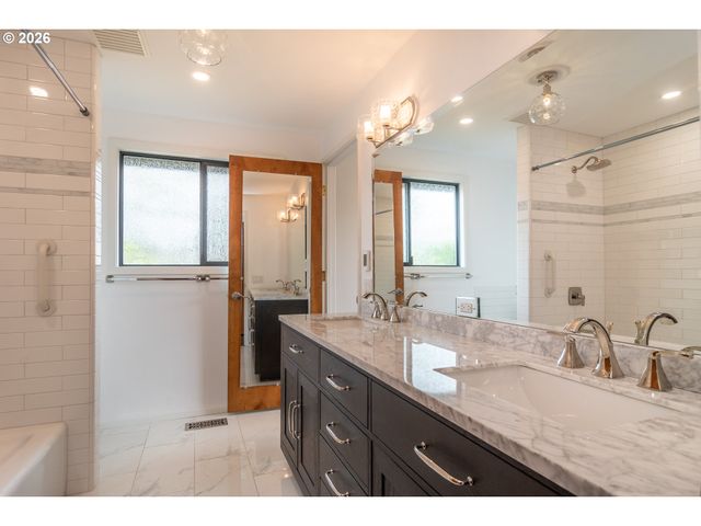 1754 Nw UTAH Dr, Roseburg, OR 97471