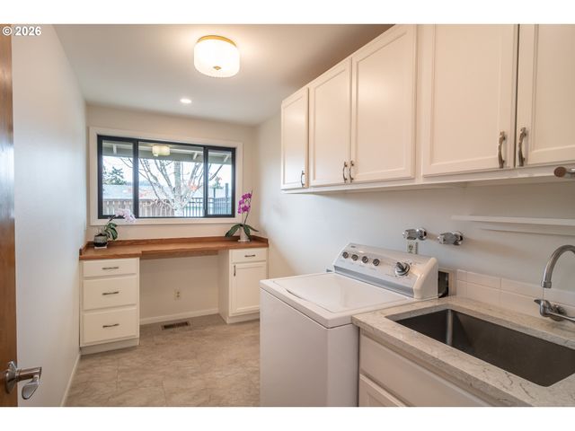 1754 Nw UTAH Dr, Roseburg, OR 97471