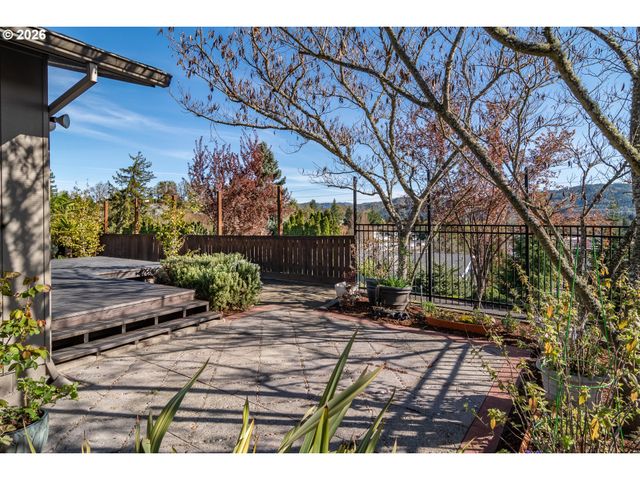 1754 Nw UTAH Dr, Roseburg, OR 97471