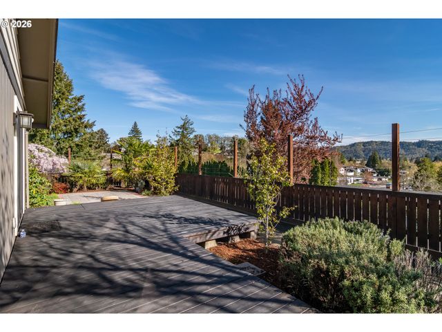 1754 Nw UTAH Dr, Roseburg, OR 97471