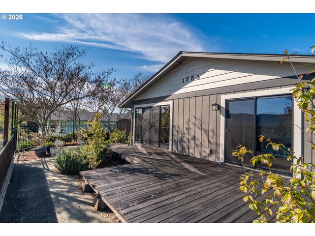 1754 Nw UTAH Dr, Roseburg, OR 97471