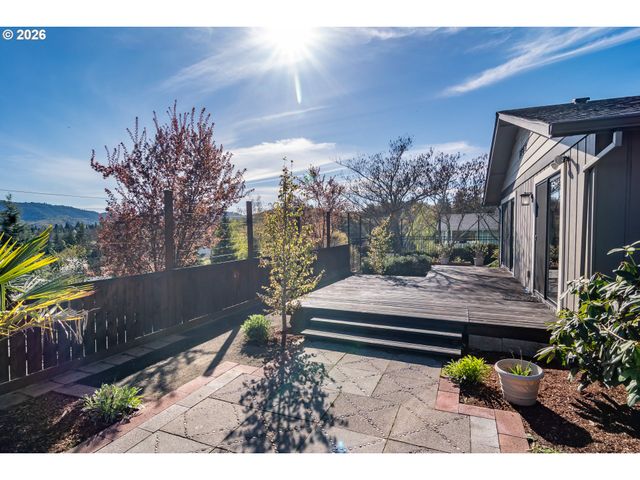 1754 Nw UTAH Dr, Roseburg, OR 97471