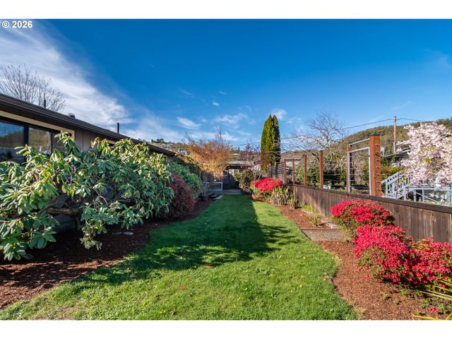 1754 Nw UTAH Dr, Roseburg, OR 97471