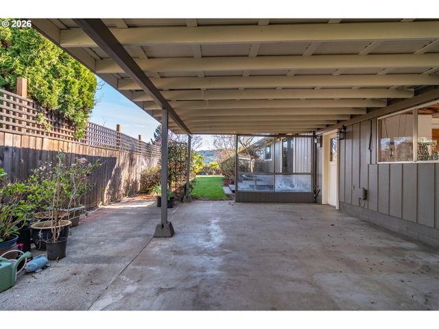 1754 Nw UTAH Dr, Roseburg, OR 97471