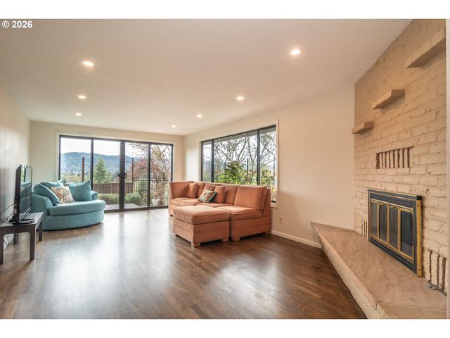 1754 Nw UTAH Dr, Roseburg, OR 97471