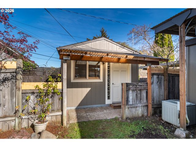 1754 Nw UTAH Dr, Roseburg, OR 97471