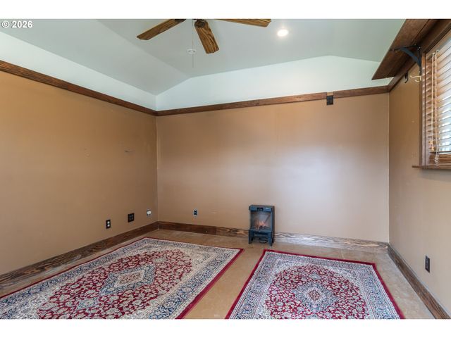 1754 Nw UTAH Dr, Roseburg, OR 97471