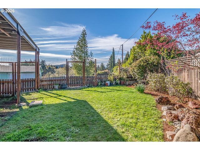 1754 Nw UTAH Dr, Roseburg, OR 97471