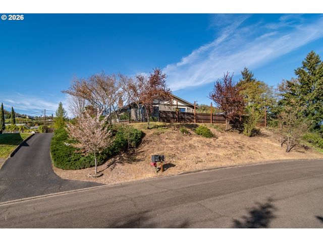 1754 Nw UTAH Dr, Roseburg, OR 97471