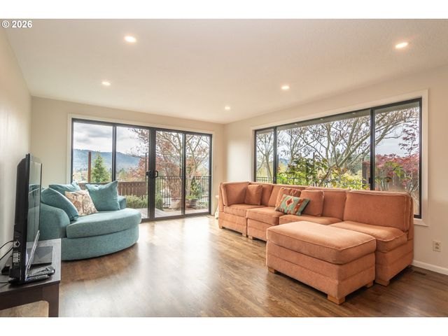 1754 Nw UTAH Dr, Roseburg, OR 97471