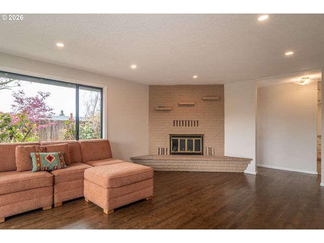 1754 Nw UTAH Dr, Roseburg, OR 97471