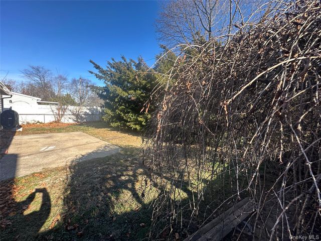 11 Belfry Lane, Hicksville, NY 11801