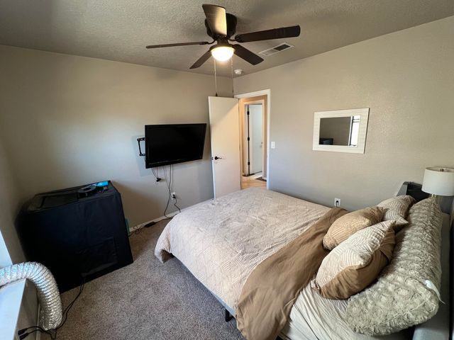 8024 Lyndsi Avenue NW, Albuquerque, NM 87120