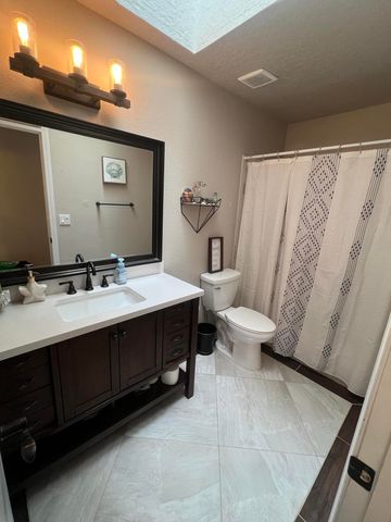 8024 Lyndsi Avenue NW, Albuquerque, NM 87120