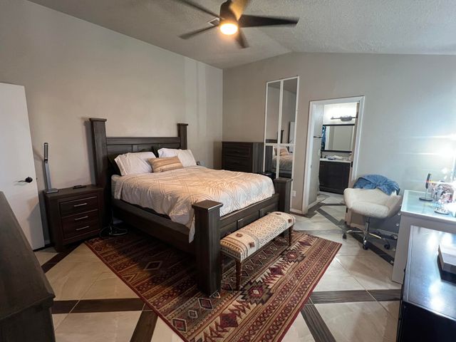 8024 Lyndsi Avenue NW, Albuquerque, NM 87120