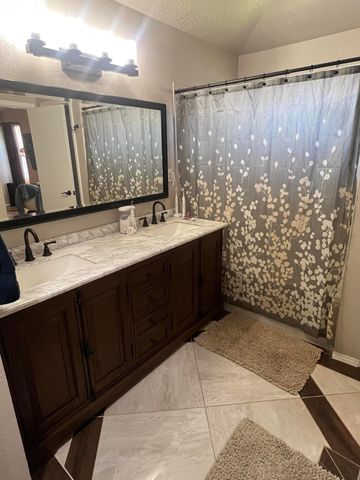 8024 Lyndsi Avenue NW, Albuquerque, NM 87120