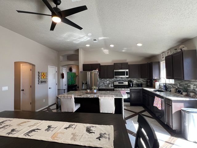 8024 Lyndsi Avenue NW, Albuquerque, NM 87120