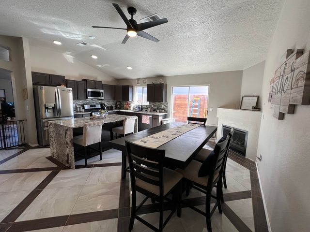 8024 Lyndsi Avenue NW, Albuquerque, NM 87120