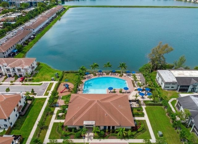 670 NE 207th St, Miami, FL 33179
