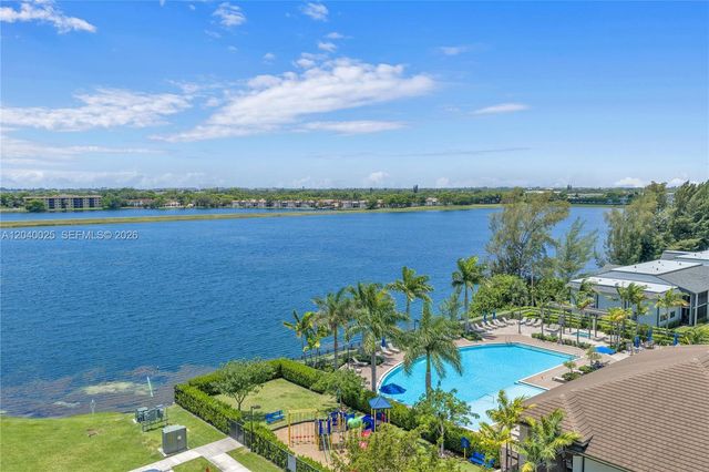 670 NE 207th St, Miami, FL 33179