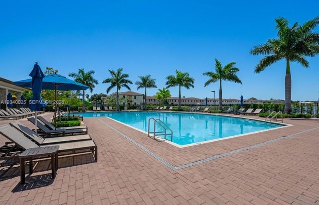 670 NE 207th St, Miami, FL 33179