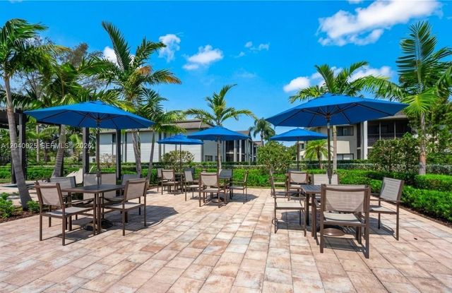 670 NE 207th St, Miami, FL 33179