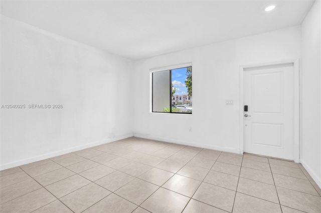670 NE 207th St, Miami, FL 33179