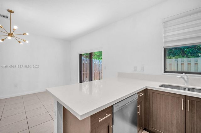 670 NE 207th St, Miami, FL 33179