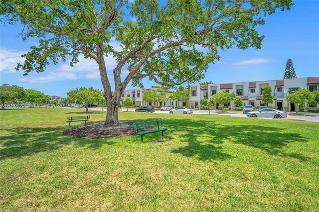 670 NE 207th St, Miami, FL 33179
