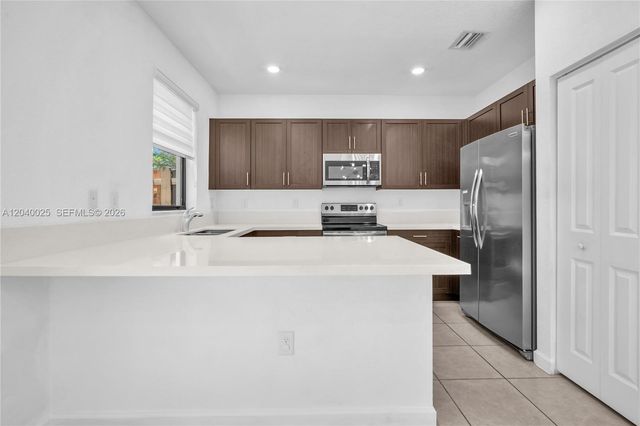 670 NE 207th St, Miami, FL 33179